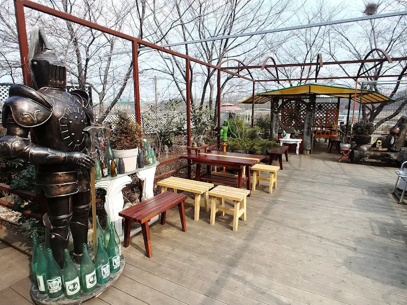 정원 내 정자와 테이블