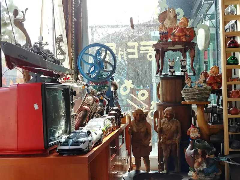 다양한 수집품이 전시된 실내