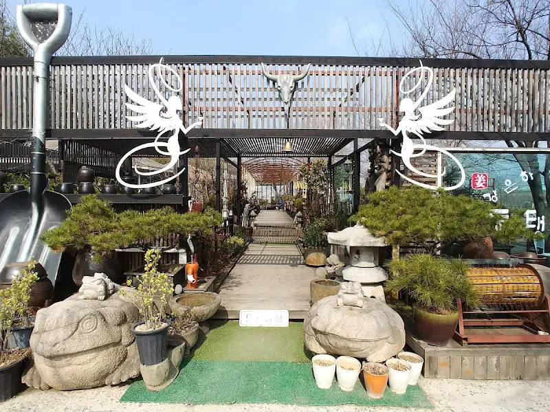 식당 입구 정원