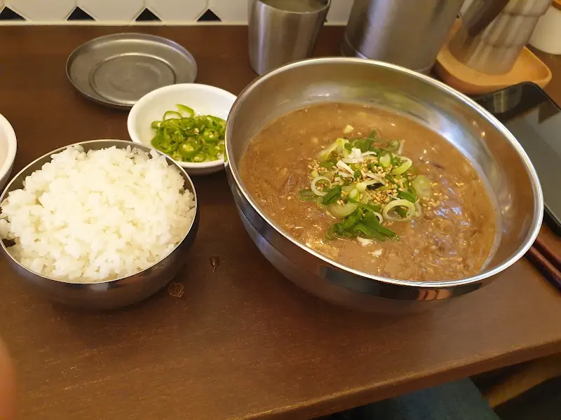 고소한 향이 가득한 고사리 육개장