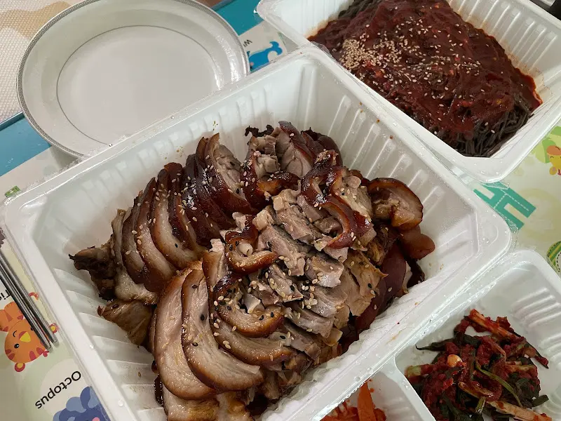 윤기가 좔좔 흐르는 족발