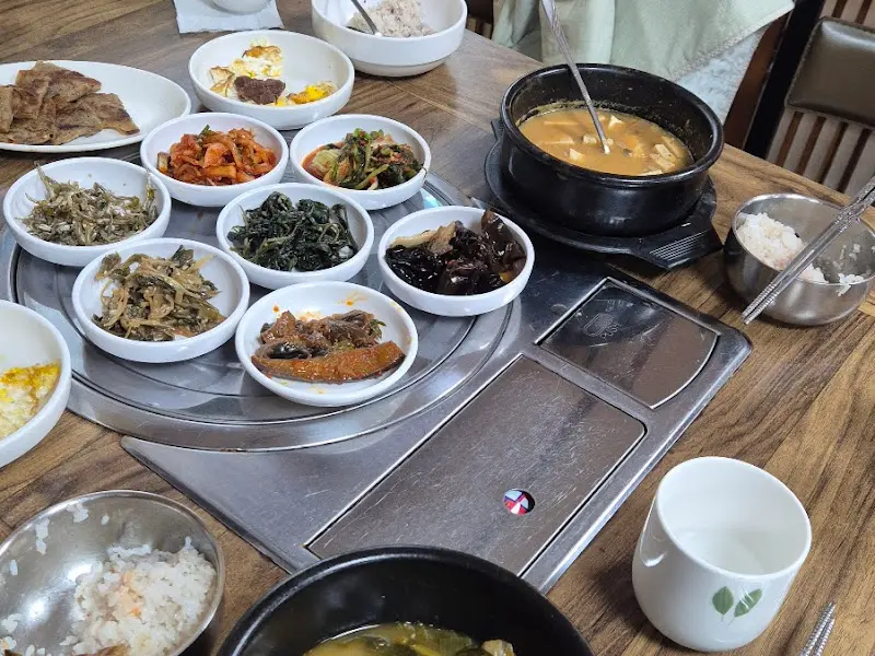 식탁 가득 차려진 한 상 차림