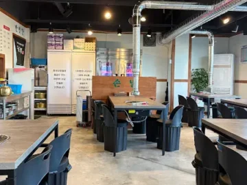 원마루 휘젓는 힙한 돼지, 동읍리 바베큐에서 찾는 창원 맛집 랩소디