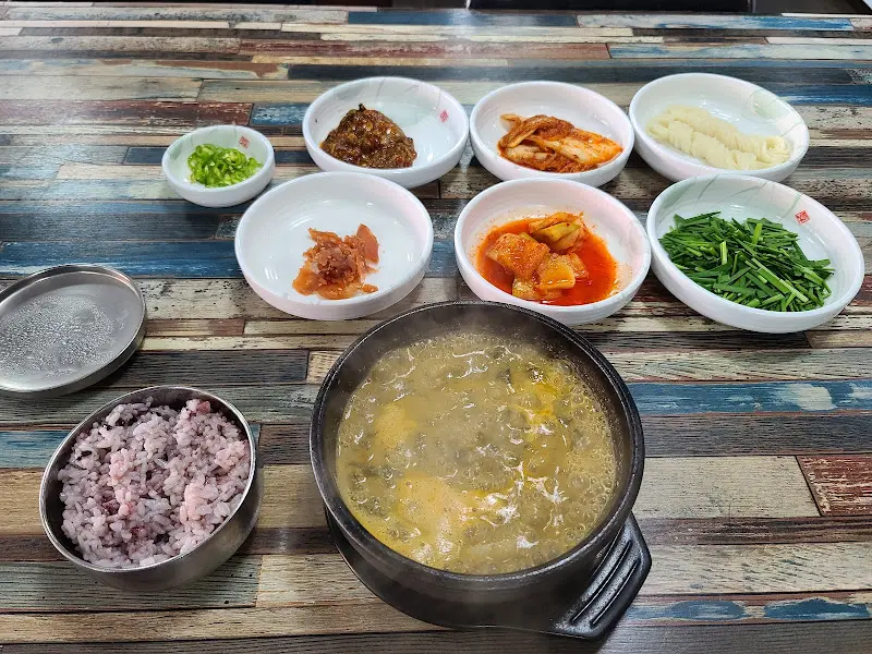 정갈하게 차려진 추어탕 한 상 차림