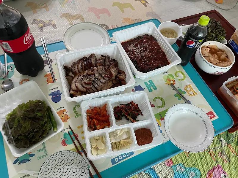 푸짐한 족발 한 상 차림