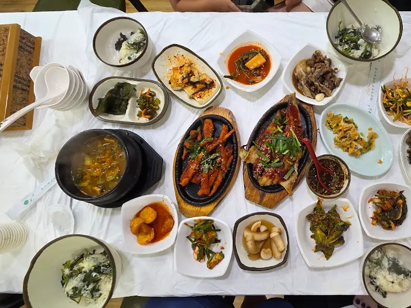 푸짐하게 차려진 곤드레밥 정식 한 상 차림