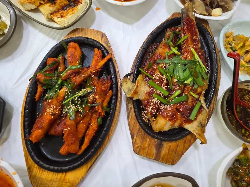 매콤달콤한 양념에 윤기가 흐르는 더덕구이