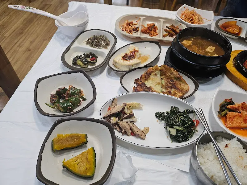 다양한 종류의 반찬들이 한 상 가득 차려진 모습