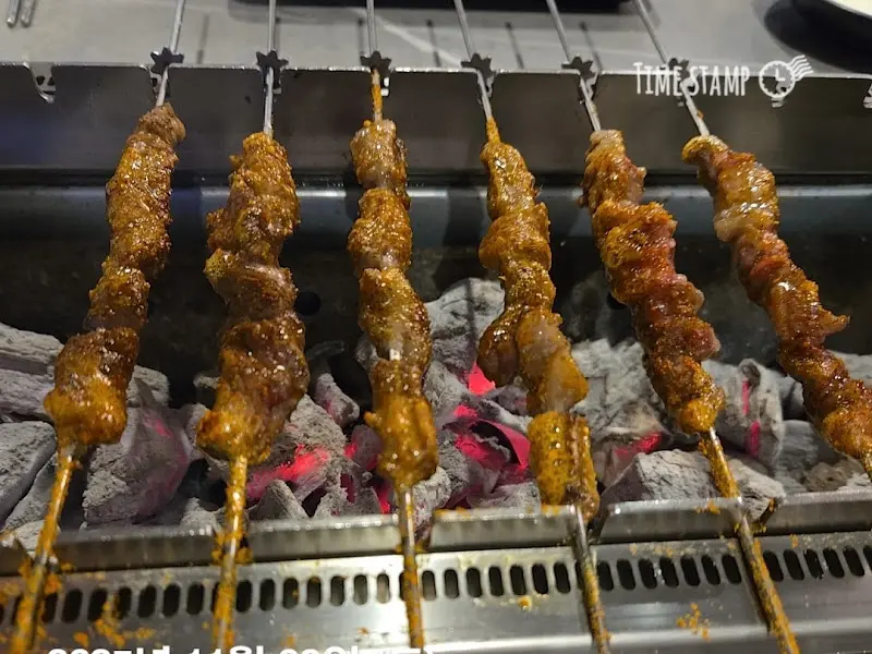 잡내 없이 깔끔하고 쫄깃한 식감의 양꼬치