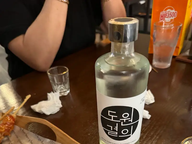 테이블 위에 놓인 도원결의 술병