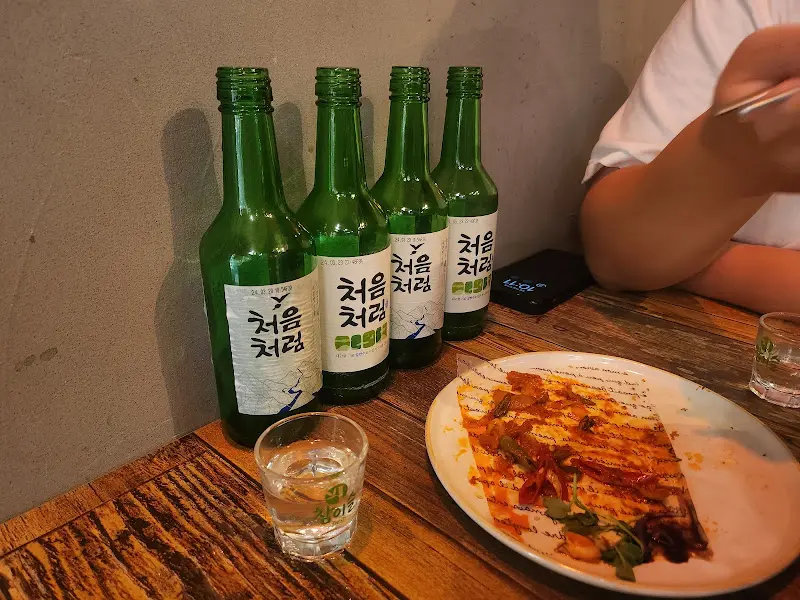 술과 안주가 놓인 테이블