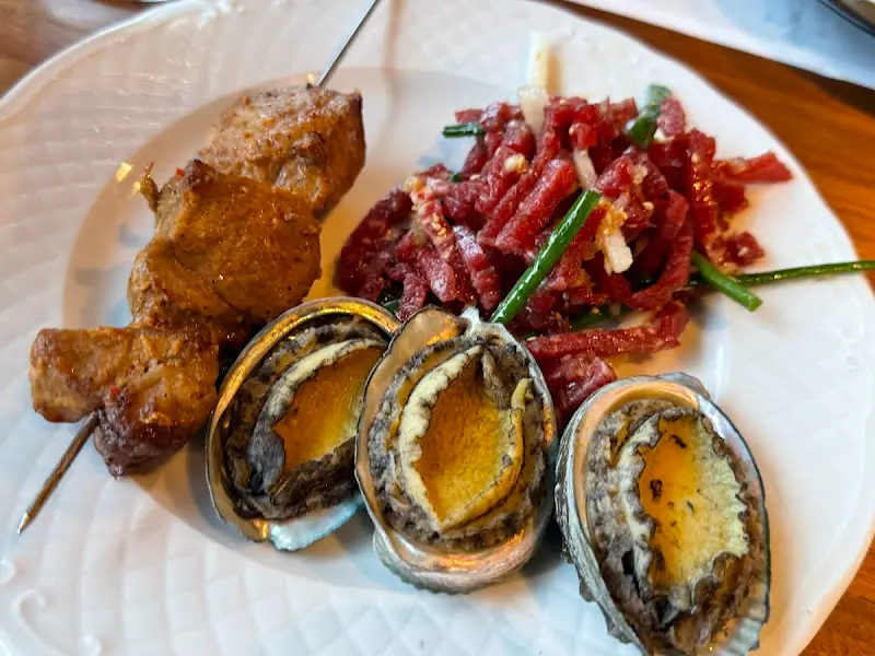 육회와 해산물 한 접시