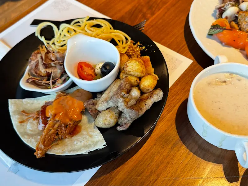 다양한 뷔페 음식