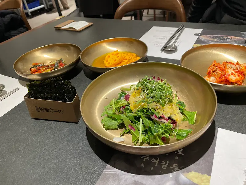 청담추어정의 기본 반찬 세팅