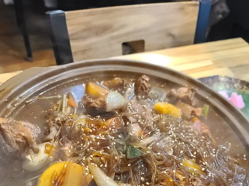 찜닭이 담긴 냄비의 모습