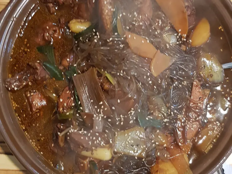 찜닭에 들어간 당면 사리의 모습