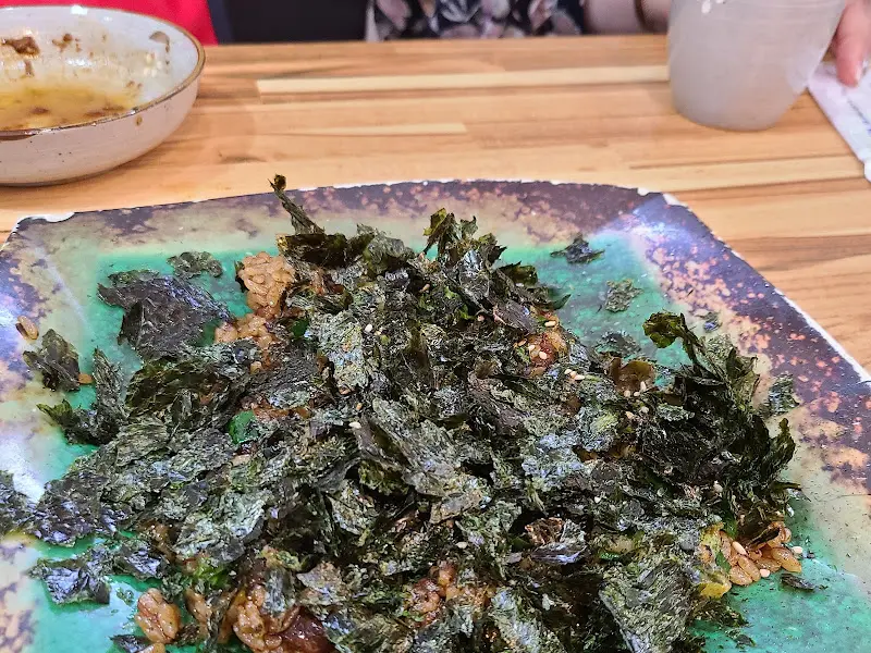 볶음밥 위에 김가루가 뿌려진 모습