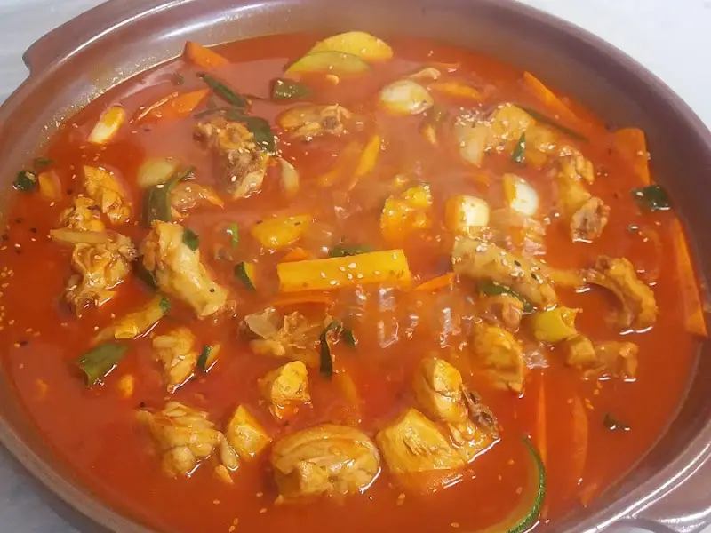 빨간 양념이 인상적인 찜닭