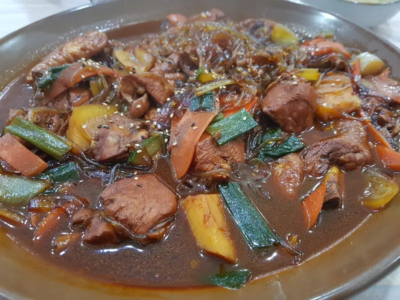각종 야채와 닭고기가 어우러진 찜닭