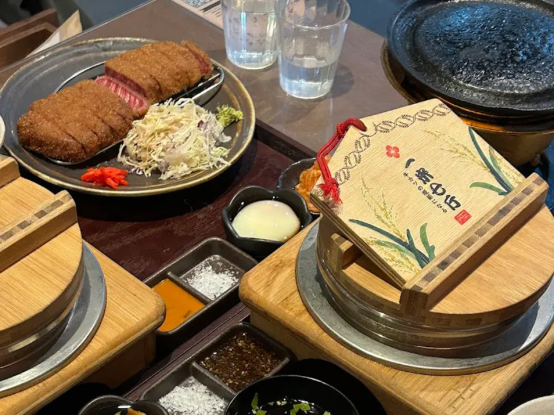 정갈하게 차려진 규카츠 정식 한 상