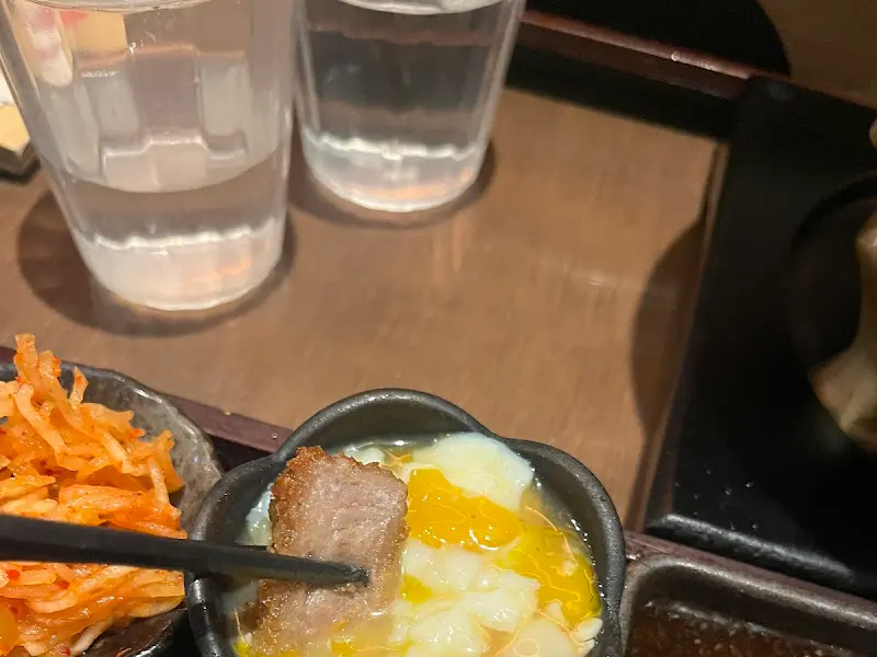 수란이 곁들여진 솥밥