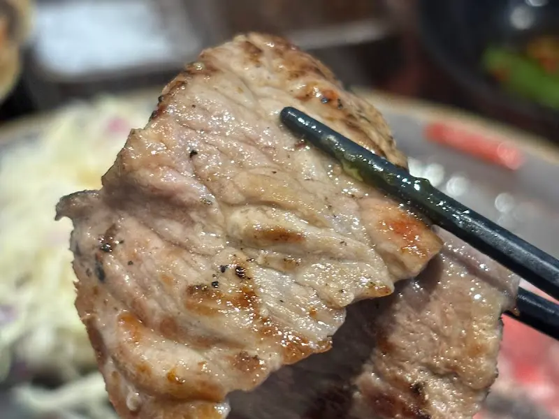 젓가락으로 집어 올린 야끼니꾸