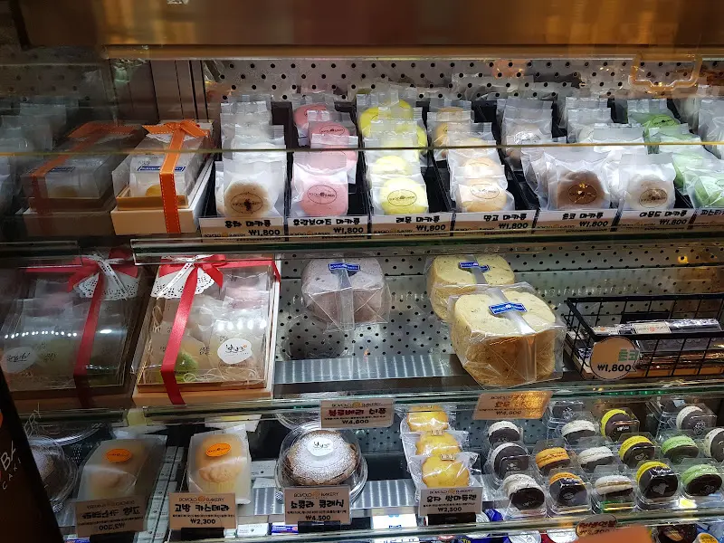 냉장 쇼케이스 안의 케이크들