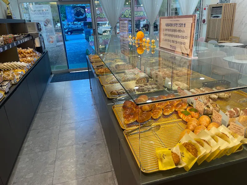 빵들이 가득 진열된 모습
