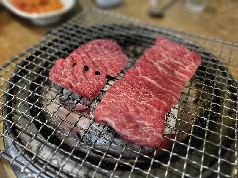 숯불 위에 구워지는 갈비살
