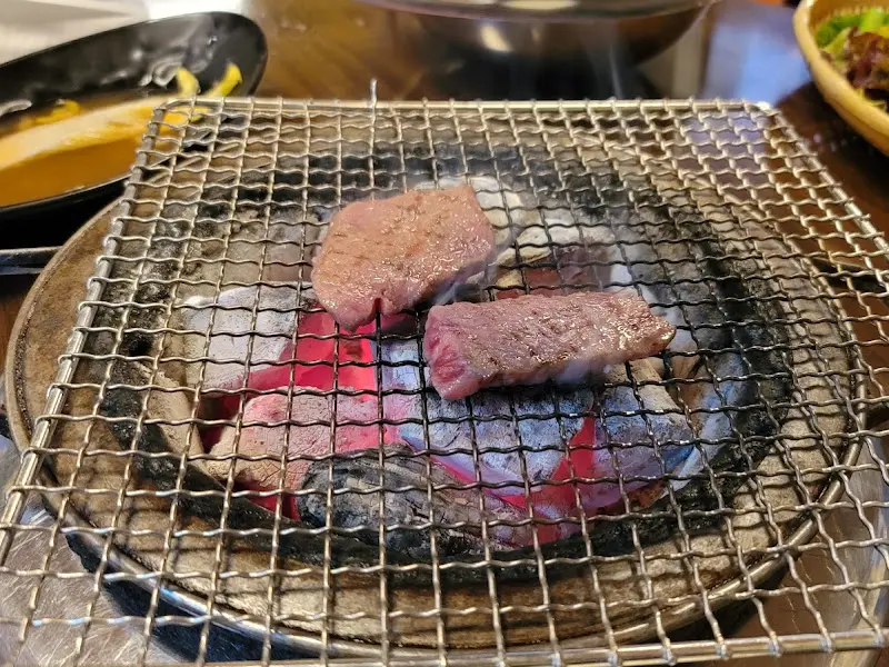 숯불 위에서 익어가는 고기