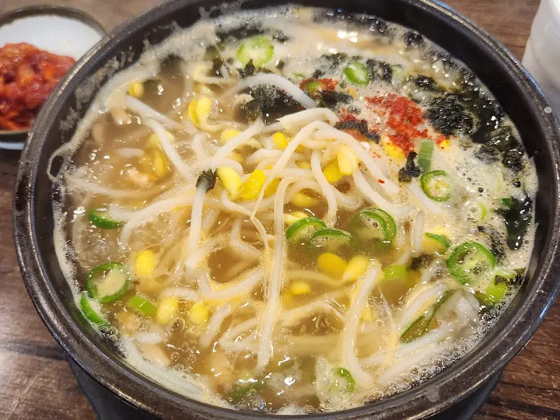 김이 모락모락 나는 콩나물 국밥