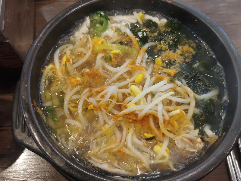 콩나물이 가득한 시원한 국밥