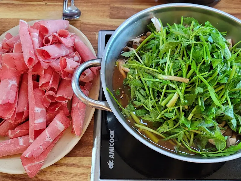 신선한 미나리와 버섯, 얇게 썰린 소고기 샤브샤브 재료