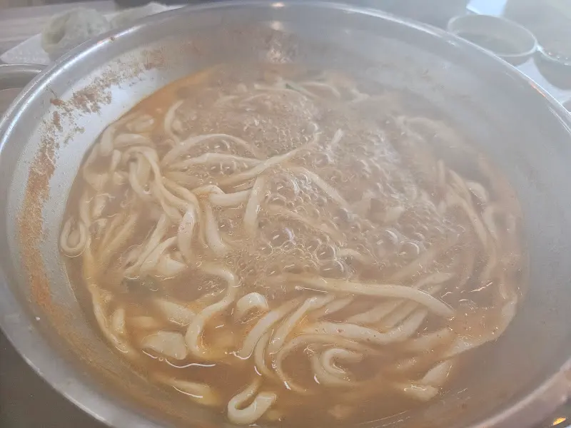 칼국수 면이 듬뿍 들어간 얼큰한 국물