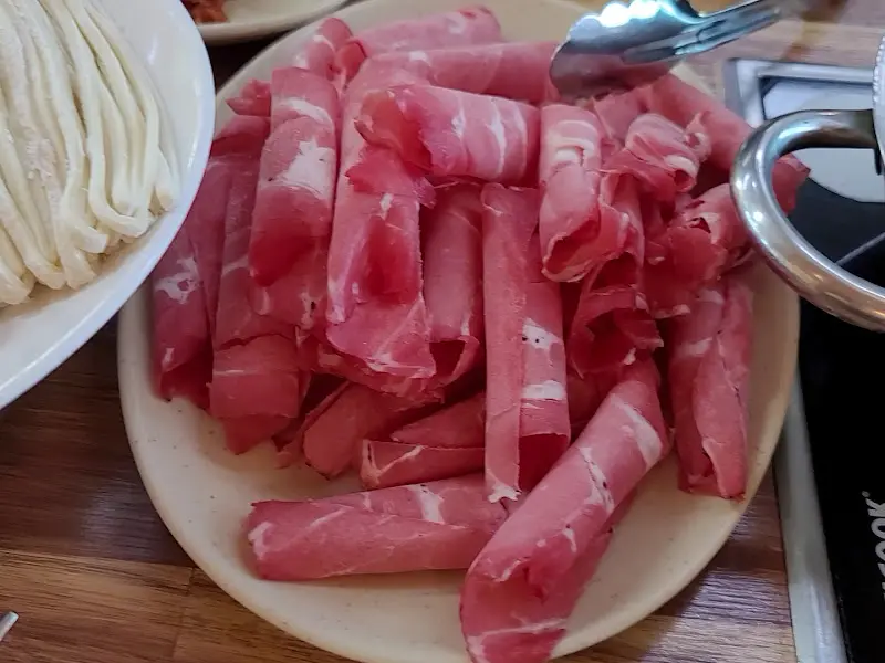 얇게 슬라이스된 신선한 소고기