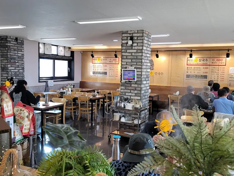 깔끔하고 넓은 식당 내부