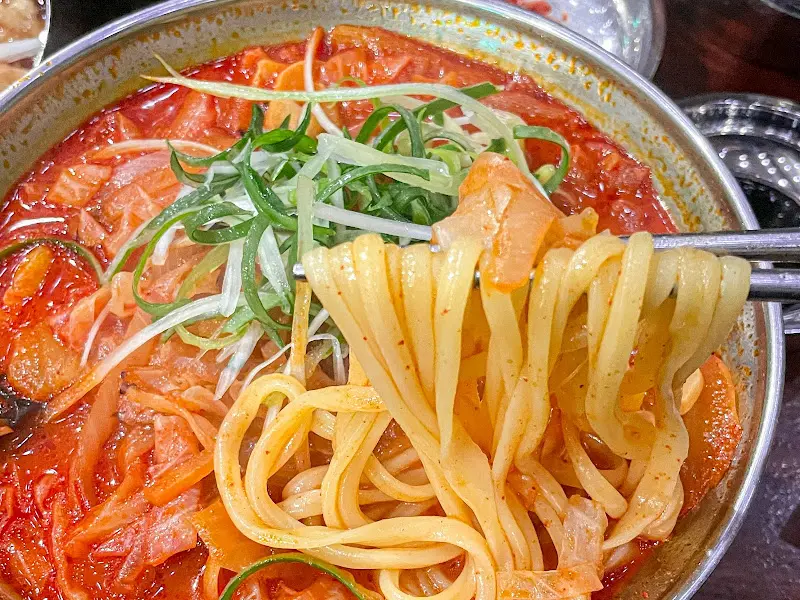 탱글탱글한 면발과 푸짐한 해산물이 인상적인 고구려짬뽕