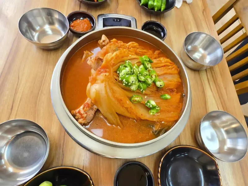 보글보글 끓는 김치찌개