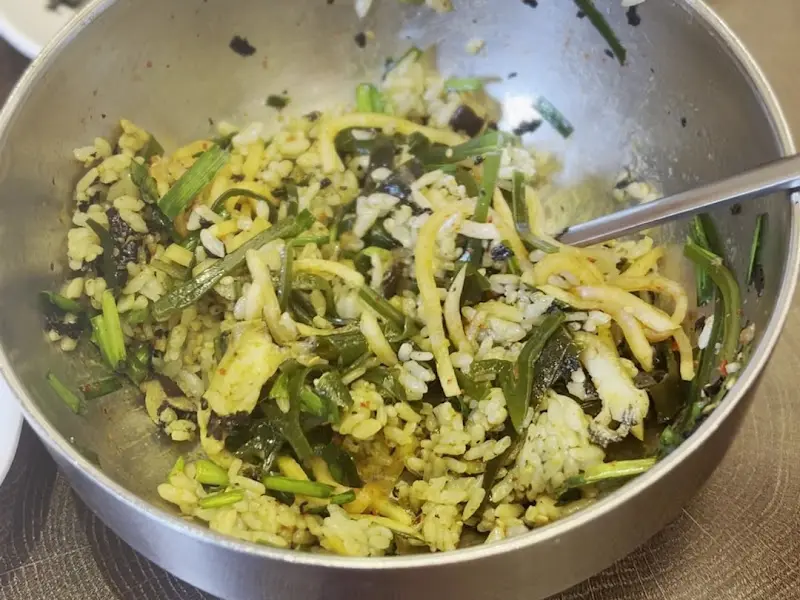 전복 비빔밥을 비비는 모습