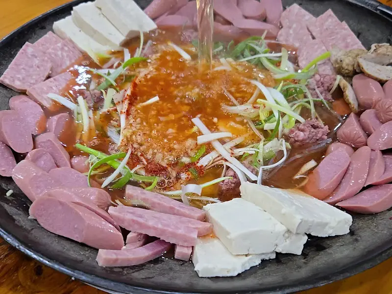 푸짐한 부대찌개 재료