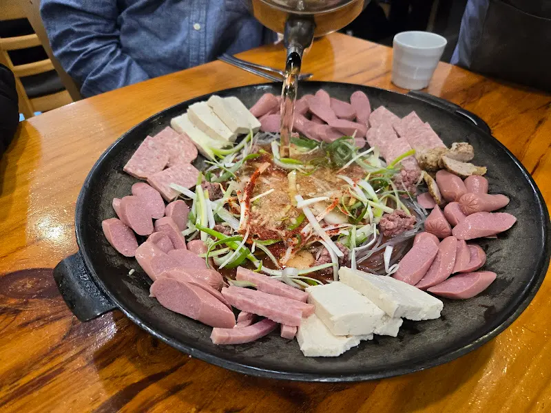 육수 붓는 모습