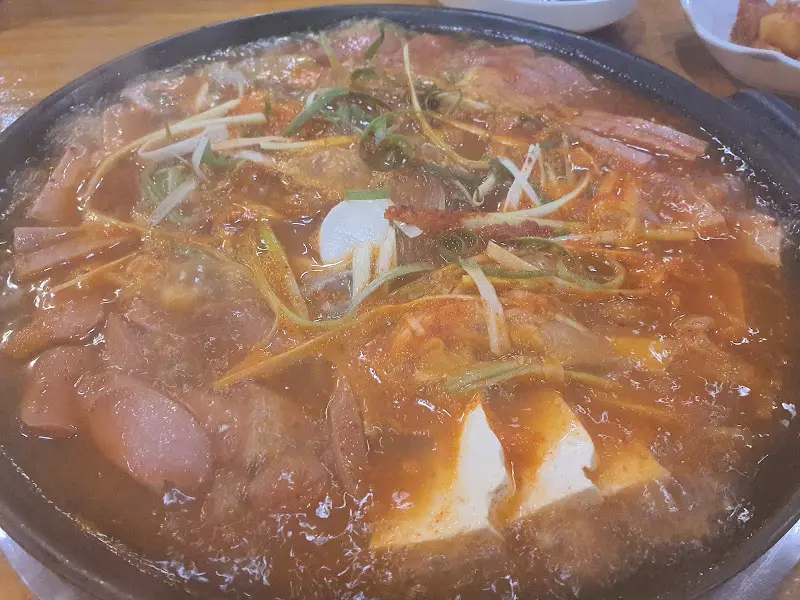 보글보글 끓는 부대찌개