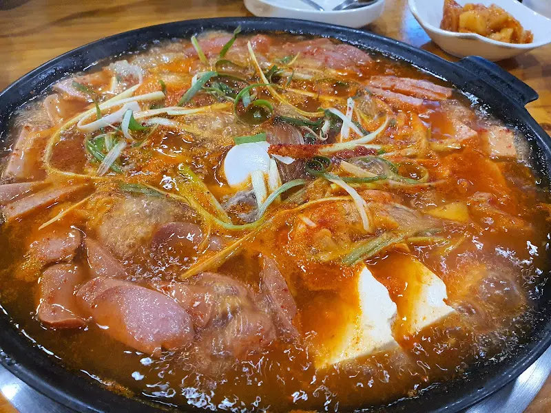 맛있게 끓여진 부대찌개