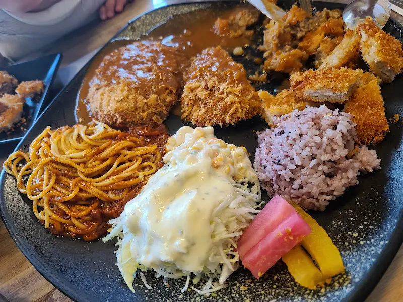 돈가스 한 상 차림