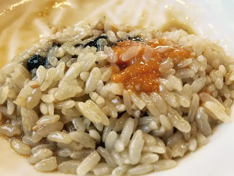 녹차물에 말아 간장게장을 얹은 밥