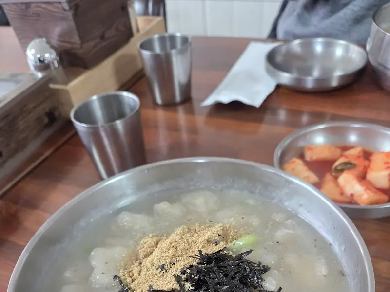 옹심이 국수와 깍두기