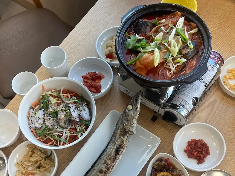 매콤한 양념이 돋보이는 고등어조림