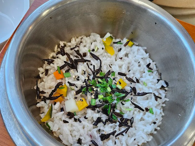 톳, 당근, 단호박이 조화롭게 어우러진 솥밥