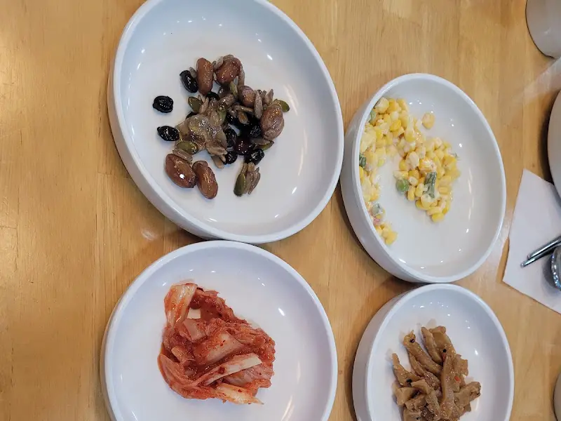 정갈하게 담겨 나온 밑반찬