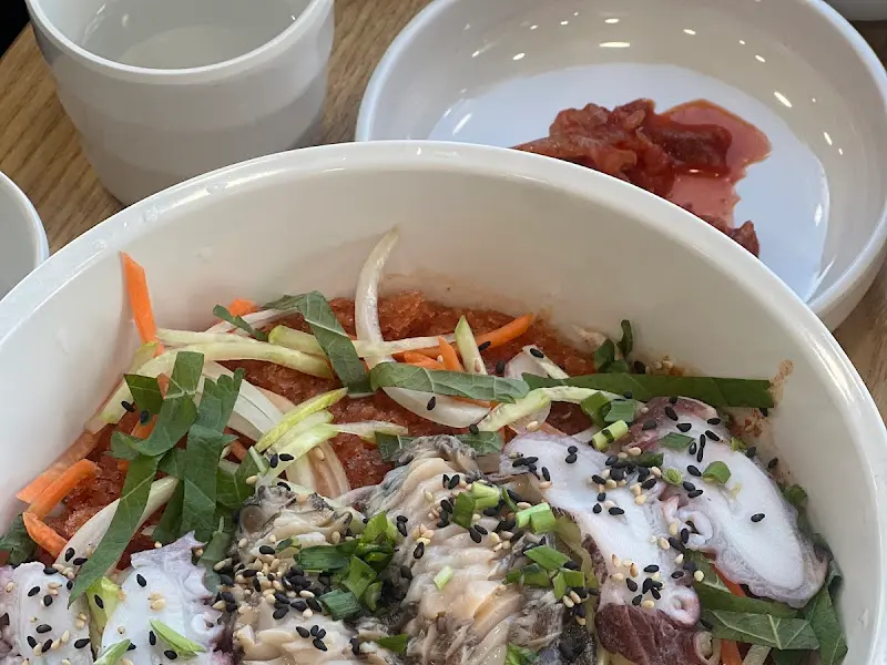 신선한 해산물이 듬뿍 들어간 물회